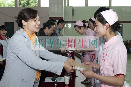 初中畢業可以上助產護理嗎