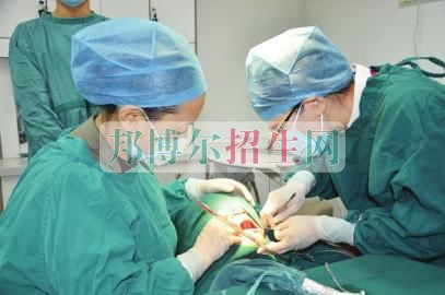 成都學口腔醫學哪個學校好