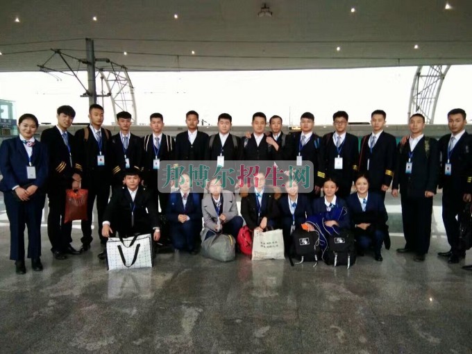 成都機(jī)電工程學(xué)校組織2014級運(yùn)輸管理專業(yè)同學(xué)參加2017年春運(yùn)實(shí)習(xí)