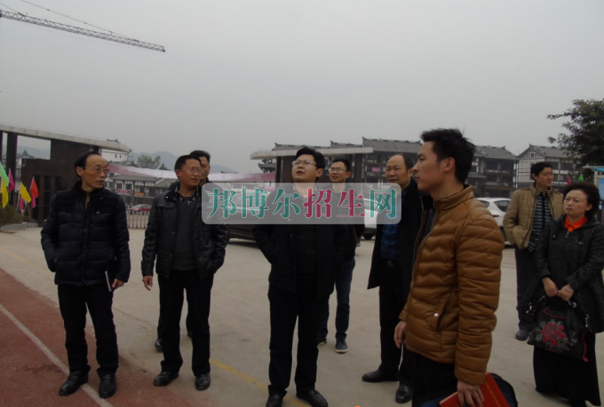巴中市教育局領(lǐng)導蒞臨平昌鷹才中等職業(yè)技術(shù)學校檢查指導工作