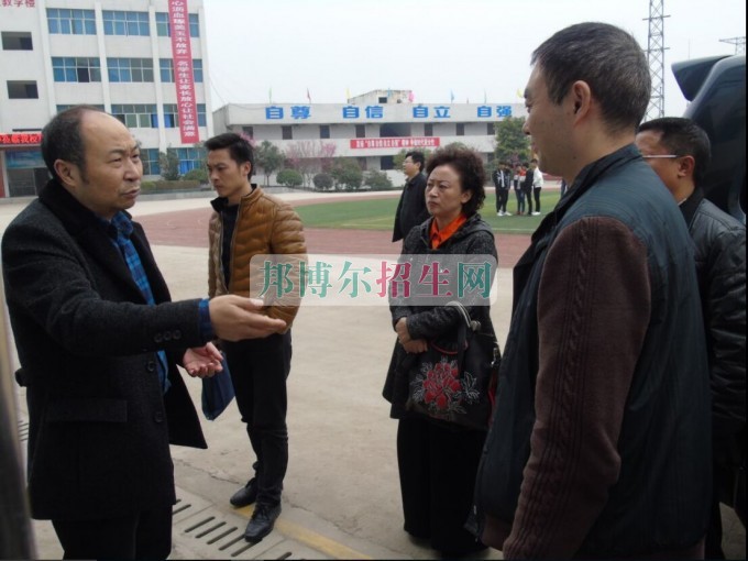 巴中市教育局領(lǐng)導蒞臨平昌鷹才中等職業(yè)技術(shù)學校檢查指導工作