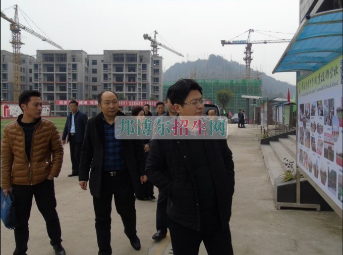巴中市教育局領(lǐng)導蒞臨平昌鷹才中等職業(yè)技術(shù)學校檢查指導工作