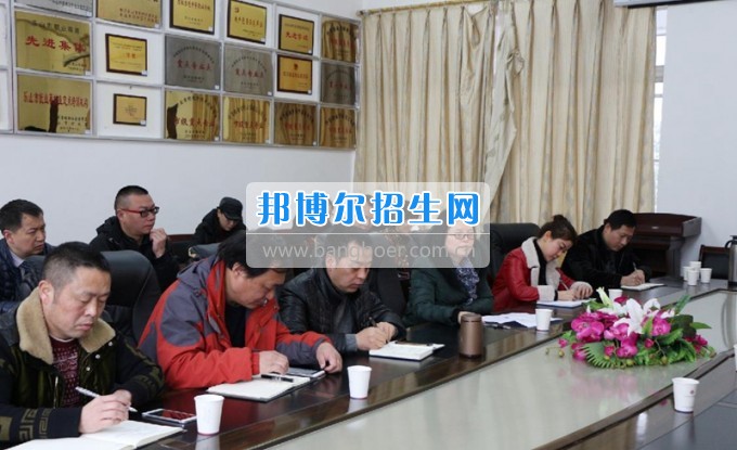 樂山市民族宗教局局長李夫鐵一行來四川省樂山市第一職業高級中學調研