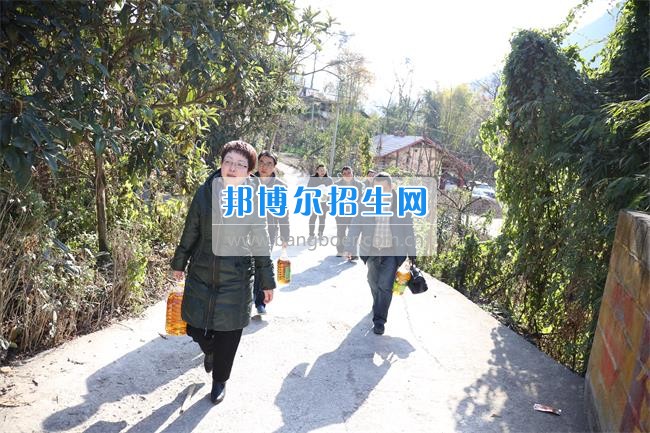 四川省技術監督學校赴宜坪鄉桐花村開展精準扶貧走訪慰問活動