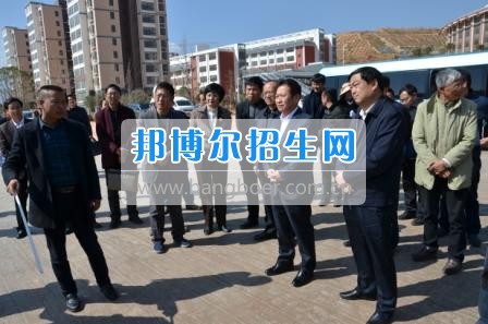 州委、州政府主要領(lǐng)導(dǎo)調(diào)研大理衛(wèi)校整體搬遷建設(shè)工作 2月10日下午,州委書(shū)記陳堅(jiān)和州委副書(shū)記、州長(zhǎng)楊健等領(lǐng)導(dǎo)蒞臨大理衛(wèi)校(大理護(hù)理職業(yè)學(xué)院)海東新校區(qū),對(duì)學(xué)校整體搬遷項(xiàng)目建設(shè)情況進(jìn)行實(shí)地調(diào)研,并在龍山國(guó)際會(huì)議中心主持召開(kāi)推進(jìn)大理衛(wèi)校(大理護(hù)理職業(yè)學(xué)院)整體搬遷建設(shè)專題會(huì)議。楊泓濤校長(zhǎng)代表學(xué)校匯報(bào)了學(xué)校的工作情況,海開(kāi)委、州衛(wèi)計(jì)委、州教育局、州財(cái)政局、州發(fā)改委、州委編辦、州人社局、州審計(jì)局等部門(mén)領(lǐng)導(dǎo)對(duì)大理衛(wèi)校(大理護(hù)理職業(yè)學(xué)院)整體搬遷建設(shè)情況進(jìn)行了匯報(bào)說(shuō)明。 會(huì)上,陳堅(jiān)書(shū)記強(qiáng)調(diào),各主管部門(mén)要站在促進(jìn)全州教育、衛(wèi)生事業(yè)發(fā)展的高度,加強(qiáng)協(xié)調(diào)聯(lián)動(dòng),幫助解決大理衛(wèi)校整體搬遷工作推進(jìn)上的瓶頸問(wèn)題,以高標(biāo)準(zhǔn)、嚴(yán)要求組織驗(yàn)收和掃尾工作,保證施工安全、建筑安全及搬遷后的校園安全。楊健州長(zhǎng)重申了實(shí)現(xiàn)整體搬遷的意義,并要求學(xué)校要在升格組建大理護(hù)理職業(yè)學(xué)院的同時(shí),保留大理衛(wèi)校的牌子和教學(xué)優(yōu)勢(shì),不斷提高辦學(xué)質(zhì)量,擴(kuò)大辦學(xué)規(guī)模,為全州衛(wèi)生事業(yè)發(fā)展輸送更多優(yōu)質(zhì)人才。 此次調(diào)研和座談會(huì)充分體現(xiàn)了州委、州政府對(duì)于學(xué)校整體搬遷建設(shè)的高度重視,也為學(xué)校發(fā)展指明了方向。學(xué)校領(lǐng)導(dǎo)對(duì)州委、州政府長(zhǎng)期以來(lái)對(duì)學(xué)校的關(guān)心和支持致以衷心的感謝,并表示將按照會(huì)議的相關(guān)要求,抓實(shí)各項(xiàng)搬遷準(zhǔn)備工作,確保按時(shí)完成搬遷辦學(xué)。多措并舉做好資金籌措和師資隊(duì)伍建設(shè),齊心協(xié)力將大理衛(wèi)校(大理護(hù)理職業(yè)學(xué)院)打造成為一所具有特色的一流高等護(hù)理職業(yè)院校。