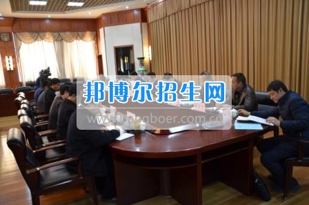 州委、州政府主要領(lǐng)導(dǎo)調(diào)研大理衛(wèi)校整體搬遷建設(shè)工作 2月10日下午,州委書(shū)記陳堅(jiān)和州委副書(shū)記、州長(zhǎng)楊健等領(lǐng)導(dǎo)蒞臨大理衛(wèi)校(大理護(hù)理職業(yè)學(xué)院)海東新校區(qū),對(duì)學(xué)校整體搬遷項(xiàng)目建設(shè)情況進(jìn)行實(shí)地調(diào)研,并在龍山國(guó)際會(huì)議中心主持召開(kāi)推進(jìn)大理衛(wèi)校(大理護(hù)理職業(yè)學(xué)院)整體搬遷建設(shè)專題會(huì)議。楊泓濤校長(zhǎng)代表學(xué)校匯報(bào)了學(xué)校的工作情況,海開(kāi)委、州衛(wèi)計(jì)委、州教育局、州財(cái)政局、州發(fā)改委、州委編辦、州人社局、州審計(jì)局等部門(mén)領(lǐng)導(dǎo)對(duì)大理衛(wèi)校(大理護(hù)理職業(yè)學(xué)院)整體搬遷建設(shè)情況進(jìn)行了匯報(bào)說(shuō)明。 會(huì)上,陳堅(jiān)書(shū)記強(qiáng)調(diào),各主管部門(mén)要站在促進(jìn)全州教育、衛(wèi)生事業(yè)發(fā)展的高度,加強(qiáng)協(xié)調(diào)聯(lián)動(dòng),幫助解決大理衛(wèi)校整體搬遷工作推進(jìn)上的瓶頸問(wèn)題,以高標(biāo)準(zhǔn)、嚴(yán)要求組織驗(yàn)收和掃尾工作,保證施工安全、建筑安全及搬遷后的校園安全。楊健州長(zhǎng)重申了實(shí)現(xiàn)整體搬遷的意義,并要求學(xué)校要在升格組建大理護(hù)理職業(yè)學(xué)院的同時(shí),保留大理衛(wèi)校的牌子和教學(xué)優(yōu)勢(shì),不斷提高辦學(xué)質(zhì)量,擴(kuò)大辦學(xué)規(guī)模,為全州衛(wèi)生事業(yè)發(fā)展輸送更多優(yōu)質(zhì)人才。 此次調(diào)研和座談會(huì)充分體現(xiàn)了州委、州政府對(duì)于學(xué)校整體搬遷建設(shè)的高度重視,也為學(xué)校發(fā)展指明了方向。學(xué)校領(lǐng)導(dǎo)對(duì)州委、州政府長(zhǎng)期以來(lái)對(duì)學(xué)校的關(guān)心和支持致以衷心的感謝,并表示將按照會(huì)議的相關(guān)要求,抓實(shí)各項(xiàng)搬遷準(zhǔn)備工作,確保按時(shí)完成搬遷辦學(xué)。多措并舉做好資金籌措和師資隊(duì)伍建設(shè),齊心協(xié)力將大理衛(wèi)校(大理護(hù)理職業(yè)學(xué)院)打造成為一所具有特色的一流高等護(hù)理職業(yè)院校。