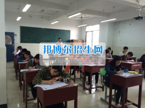 四川三河職業(yè)學(xué)院五年制轉(zhuǎn)錄考試工作圓滿結(jié)束  4月6日-7日，根據(jù)《四川三河職業(yè)學(xué)院2017年五年制轉(zhuǎn)錄考核方案》要求，2017年五年制轉(zhuǎn)錄考試在聯(lián)辦學(xué)校合江少岷職業(yè)技術(shù)學(xué)校張灣校區(qū)舉行，考試由教務(wù)處丁小林副處長組織，少岷職校有關(guān)領(lǐng)導(dǎo)共同配合開展，考試組織嚴密、紀律正常、圓滿完成了2017年五年制轉(zhuǎn)錄考試工作。