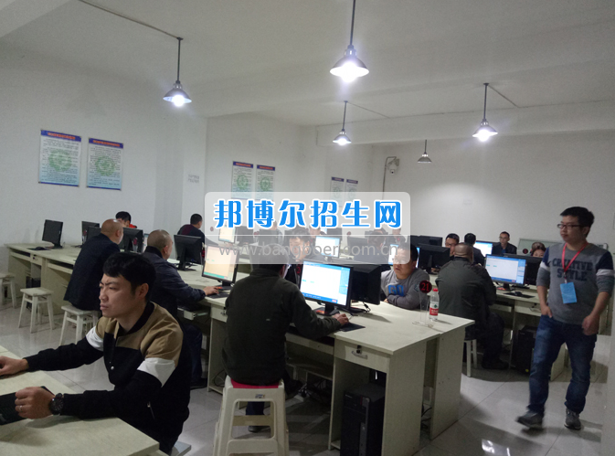 內(nèi)江市鐵路機械學(xué)校首期“特種設(shè)備、特種作業(yè)人員安全技術(shù)培訓(xùn)班”順利結(jié)業(yè)