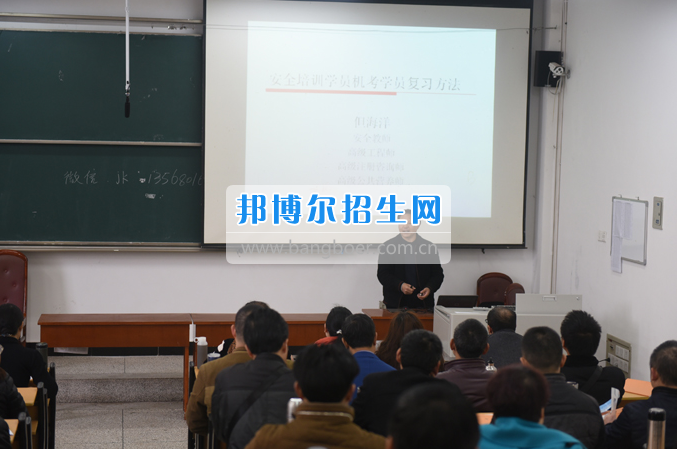 內(nèi)江市鐵路機械學(xué)校首期“特種設(shè)備、特種作業(yè)人員安全技術(shù)培訓(xùn)班”順利結(jié)業(yè)