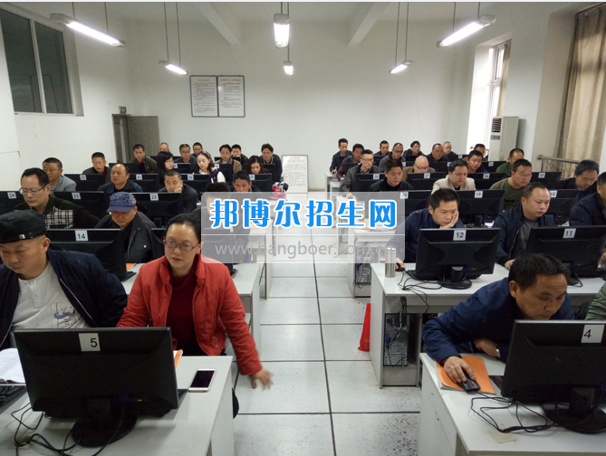 內(nèi)江市鐵路機械學(xué)校首期“特種設(shè)備、特種作業(yè)人員安全技術(shù)培訓(xùn)班”順利結(jié)業(yè)