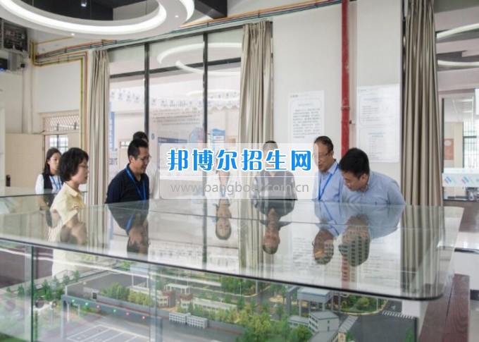 四川省一帶一路促進會會長林忠清一行來四川省經濟管理學校參觀考察，共同商建“一帶一路國際職業教育中心”