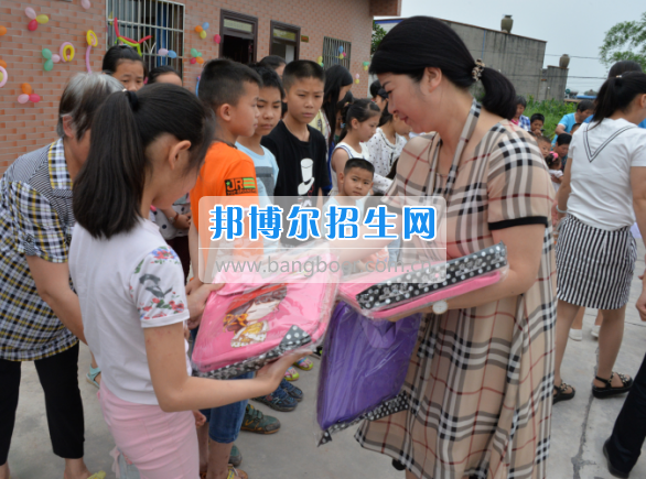 川南幼兒師范高等專科學(xué)校在前進(jìn)村留守兒童之家舉行慶“六一“活動