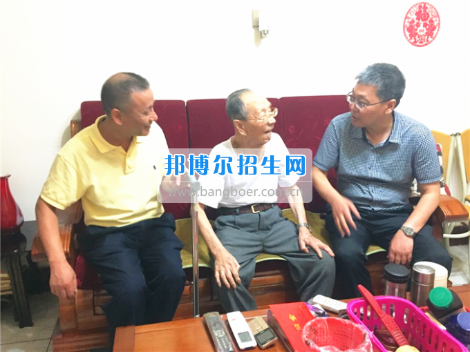 成都中醫藥大學領導走訪慰問老黨員、困難黨員和群眾代表