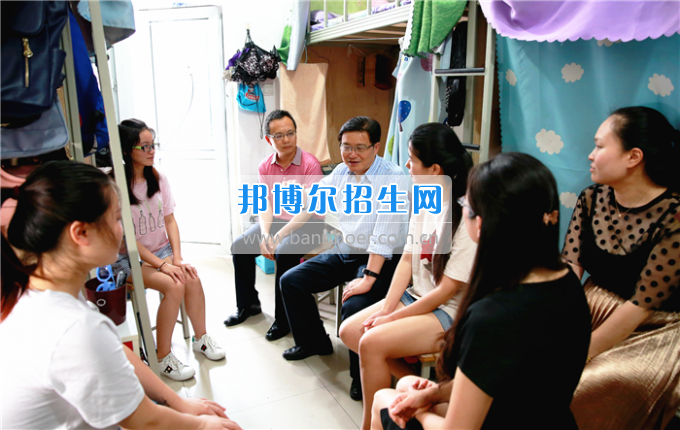 成都中醫藥大學領導走訪慰問老黨員、困難黨員和群眾代表