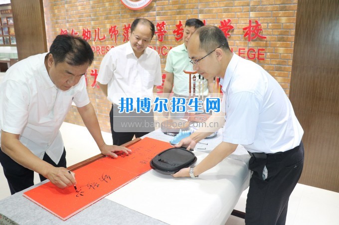 美國密歇根奧克蘭大學(xué)李樂東教授來銅仁幼兒師范高等?？茖W(xué)校交流訪問