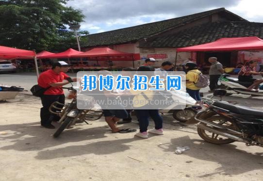 貴州大學科技學院暑期社會實踐服務團好花紅分隊深入九門村、金田村、好花紅村開展禁毒防艾宣傳