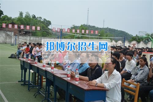 　　我校隆重舉行2017年預備班學生“各展所長，揚帆起航”文藝匯演  　　為了豐富同學們的課余生活，提高同學們的文藝素養，增強班級間的凝聚力和親和力。6月2日晚，我校在球類運動場舉辦了預備班“各展所長，揚帆起航”學生文藝匯演，全體預備班學生和職高部學生共800多名以及20多名教職工觀看了演出。  　　此次文藝匯演的節目內容形式多樣、內容豐富，激情的開場舞——《GOODBOY》中拉開了帷幕，伴隨著一陣陣掌聲，歌舞、小品、朗誦、相聲等精心準備的22個精彩的節目為觀眾呈現了一道豐富的視聽盛宴，最后全體師生齊唱的《難忘今宵》把本場文藝匯演推向了高潮，掌聲和歡呼聲此起彼伏，臺上臺下成了一片激情四溢的海洋，本場文藝匯演畫上了圓滿的句號。  　　此次文藝匯演演出的成功舉辦，充分彰顯了我校預備班學生的個性，讓預備班學生充分感受到育才職高的魅力。