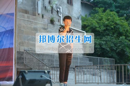 　　我校隆重舉行2017年預備班學生“各展所長，揚帆起航”文藝匯演  　　為了豐富同學們的課余生活，提高同學們的文藝素養，增強班級間的凝聚力和親和力。6月2日晚，我校在球類運動場舉辦了預備班“各展所長，揚帆起航”學生文藝匯演，全體預備班學生和職高部學生共800多名以及20多名教職工觀看了演出。  　　此次文藝匯演的節目內容形式多樣、內容豐富，激情的開場舞——《GOODBOY》中拉開了帷幕，伴隨著一陣陣掌聲，歌舞、小品、朗誦、相聲等精心準備的22個精彩的節目為觀眾呈現了一道豐富的視聽盛宴，最后全體師生齊唱的《難忘今宵》把本場文藝匯演推向了高潮，掌聲和歡呼聲此起彼伏，臺上臺下成了一片激情四溢的海洋，本場文藝匯演畫上了圓滿的句號。  　　此次文藝匯演演出的成功舉辦，充分彰顯了我校預備班學生的個性，讓預備班學生充分感受到育才職高的魅力。