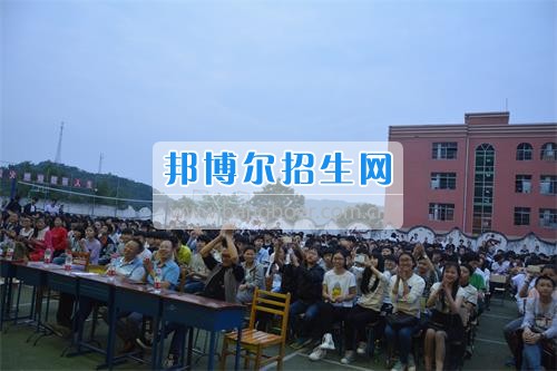 　　我校隆重舉行2017年預備班學生“各展所長，揚帆起航”文藝匯演  　　為了豐富同學們的課余生活，提高同學們的文藝素養，增強班級間的凝聚力和親和力。6月2日晚，我校在球類運動場舉辦了預備班“各展所長，揚帆起航”學生文藝匯演，全體預備班學生和職高部學生共800多名以及20多名教職工觀看了演出。  　　此次文藝匯演的節目內容形式多樣、內容豐富，激情的開場舞——《GOODBOY》中拉開了帷幕，伴隨著一陣陣掌聲，歌舞、小品、朗誦、相聲等精心準備的22個精彩的節目為觀眾呈現了一道豐富的視聽盛宴，最后全體師生齊唱的《難忘今宵》把本場文藝匯演推向了高潮，掌聲和歡呼聲此起彼伏，臺上臺下成了一片激情四溢的海洋，本場文藝匯演畫上了圓滿的句號。  　　此次文藝匯演演出的成功舉辦，充分彰顯了我校預備班學生的個性，讓預備班學生充分感受到育才職高的魅力。