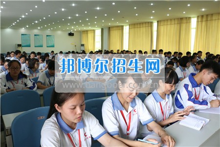 閬中師范學校落實教育扶貧為貧困學生發放生活補助