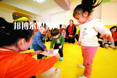 隨著二胎政策的放寬，我國新生兒的數(shù)量明顯增多，這也說明，在未來的很長一段時(shí)間里，幼師都是一個(gè)非常受歡迎的行業(yè)，而四川是座發(fā)展迅速，有深厚文化底蘊(yùn)的城市，自然是受到很多同學(xué)喜愛，近日，就會(huì)問小編關(guān)于四川讀幼師學(xué)校好不好?那接下來，小編就給大家介紹一下四川幼師學(xué)校，如果你有更多疑問，歡迎點(diǎn)擊右側(cè)的咨詢欄與我們交流。  四川讀幼師的就業(yè)前景 就業(yè)容易，畢業(yè)學(xué)生不愁“嫁”盡管當(dāng)前就業(yè)形勢(shì)嚴(yán)峻，各地大學(xué)生就業(yè)難度大，但許多城市的學(xué)前教育專業(yè)畢業(yè)生并未受影響，反而逆勢(shì)上漲，待遇也比往年有所提高。近年來，由于幼兒園發(fā)展的需要，很多單位幼兒教師奇缺，連男老師也變得搶手起來。學(xué)前、初教專業(yè)畢業(yè)生不愁“嫁”，甚至有很多幼教機(jī)構(gòu)到學(xué)校預(yù)約、搶簽畢業(yè)生，幼教人才受歡迎程度可見一斑。  四川讀幼師的優(yōu)勢(shì) 幼教項(xiàng)目的穩(wěn)定性強(qiáng)，不受市場(chǎng)沖擊，打造終身產(chǎn)業(yè)。現(xiàn)階段，無論是從國家教育改革發(fā)展的全局出發(fā)，還是從目前有關(guān)民辦學(xué)前教育的法律法規(guī)政策等方面來看，民辦學(xué)前教育發(fā)展?jié)摿Χ际志薮蟆Ｆ浯危删妥优磥怼＿x擇了幼教工作，可以讓我們更懂得如何教育子女，對(duì)自己未來孩子接收良好的家庭教育有著十分重要的促進(jìn)作用。女性投身幼教行業(yè)后，長期接受最先進(jìn)的幼教理念和適合中國幼兒的各類課程，繼而在對(duì)自己子女的教育觀念和方法上也會(huì)更科學(xué)，為孩子今后的發(fā)展奠定更好的基礎(chǔ)。  德陽科貿(mào)職業(yè)學(xué)院幼師升學(xué)班學(xué)前教育專業(yè)介紹 本專業(yè)順應(yīng)國家“幼有所育”學(xué)前教育決策和學(xué)前教育專業(yè)人才極度短缺的社會(huì)需求而設(shè)，是一個(gè)綜合性較強(qiáng)的專業(yè)，涵蓋0-6歲兒童的教育，作為人生起點(diǎn)教育的學(xué)前教育專業(yè)對(duì)人的一生的發(fā)展和教育起著重要的奠基作用。本專業(yè)緊密對(duì)接各級(jí)各類幼兒園和早期教育機(jī)構(gòu)等實(shí)施合作辦學(xué)、合作育人，強(qiáng)化“四能”特長(彈唱、舞蹈、美術(shù)、游戲)、“五會(huì)”素養(yǎng)(保育、保健、教育、溝通、管理)，致力于培養(yǎng)新時(shí)代“有愛心、有耐心、有恒心、有責(zé)任心”的學(xué)前教育人才。  培養(yǎng)目標(biāo)：本專業(yè)培養(yǎng)以立德樹人為己任，具有良好的職業(yè)道德、專業(yè)素養(yǎng)、協(xié)作精神、溝通能力和創(chuàng)新意識(shí)，擁有先進(jìn)的幼兒教育理念，具有較扎實(shí)的學(xué)前教育的專業(yè)知識(shí)與專業(yè)技能，具備較強(qiáng)的幼兒保教能力，從事幼兒園教育教學(xué)、保育保健工作的高素質(zhì)應(yīng)用型人才。  核心課程：學(xué)前教育學(xué)、學(xué)前兒童心理學(xué)、幼兒游戲理論與實(shí)踐、幼兒行為觀察、幼兒園五大領(lǐng)域教育、學(xué)前衛(wèi)生學(xué)、聲樂、鋼琴、舞蹈、美術(shù)、幼兒歌曲彈唱、幼兒舞蹈創(chuàng)編、幼兒園班級(jí)管理、幼兒手工、家庭教育等。  職業(yè)前景：習(xí)近平總書記在“黨的十九大”上指出：“增進(jìn)民生福祉是發(fā)展的根本目的。必須多謀民生之利、多解民生之憂，在發(fā)展中補(bǔ)齊民生短板、促進(jìn)社會(huì)公平正義，在幼有所育、學(xué)有所教上不斷取得新進(jìn)展。”  2019年教育部《2018年全國教育事業(yè)發(fā)展統(tǒng)計(jì)公報(bào)》顯示，2018年全國共有幼兒園26.67萬所，比上年增加1.17萬所，增長4.60%; 在園幼兒4656.42萬人，比上年增加56.28萬人;學(xué)前教育毛入園率達(dá)到81.7%，比上年提高2.1%，且0-6歲兒童超過1億，幼兒園專任教師258.14萬人。按照國家對(duì)學(xué)前教育師幼比(1:5)的規(guī)定，幼兒園專任教師的缺口高達(dá)673萬多。學(xué)前教育專業(yè)人才就業(yè)前景非常廣闊。  就業(yè)崗位：幼兒園教師、幼兒保育員、幼兒保健教師、早期教育教師。  獲取資格證書：幼兒園教師資格證、普通話水平證書(二甲及以上)  專業(yè)實(shí)訓(xùn)室：幼兒保育實(shí)訓(xùn)室、幼兒衛(wèi)生保健實(shí)訓(xùn)室、仿真幼兒園、幼兒手工制作實(shí)訓(xùn)室、幼兒美術(shù)實(shí)訓(xùn)室、聲樂實(shí)訓(xùn)室、形體舞蹈實(shí)訓(xùn)室、鋼琴實(shí)訓(xùn)室、游戲與感統(tǒng)實(shí)訓(xùn)室、繪本實(shí)訓(xùn)室、蒙臺(tái)梭利教育實(shí)訓(xùn)室、奧爾夫音樂實(shí)訓(xùn)室等。  專業(yè)實(shí)踐基地：廣漢市第三幼兒園、廣漢市雒城鎮(zhèn)第四幼兒園、廣漢市西外中心幼兒園、德陽市旌南幼兒園、德陽市黃河?xùn)|路幼兒園、四川師范大學(xué)實(shí)驗(yàn)幼兒園、四川師范大學(xué)附屬啟夏幼兒園、成都市武侯區(qū)福錦幼兒園、崇州市虹橋歡樂谷幼兒園、岳池知恩行幼兒園、西充縣青葵幼兒園等。  上面關(guān)于四川讀幼師學(xué)校好不好?小編介紹了，小編覺得不管是讀什么學(xué)校都是要從多方面來考慮的，要看行業(yè)的發(fā)展前景怎么樣，還要看這個(gè)專業(yè)到底適不適合自己，就好像幼師學(xué)校，一定要學(xué)好小孩子才可以去讀，因?yàn)檫@個(gè)專業(yè)將來出來不管做什么工作，都是要和小朋友待在一起的。如有更多問題，歡迎咨詢邦博爾網(wǎng)。
