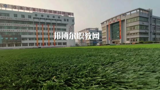 問：珠海索卡科技技工學校怎么樣、好不好?  答:珠海市索卡科技技工學校是經珠海市人力資源和社會保障局批準成立，廣東索卡集團有限公司創辦的以培養中級技術人才為主的全日制中等技工學校。學校位于粵港澳大灣區的珠海市后花園高欄港經濟區平沙鎮，是2020年珠海市西部地區僅有的一所中等職業學校。學校被列為廣東省足球協會(珠海)培訓實驗基地、珠海市新型技能人才培訓基地，珠海市國防與公共安全體驗基地。  珠海索卡科技技工學校就業 學校堅持校企合作的辦學思路，采取訂單式的人才培養模式，與省市足協和部分省內外高等院校、眾多優質企業建立了校企合作關系，學生就業率保持在100%。索卡集團以“體育+旅游”產業開發為核心，多元化經營，業務覆蓋體育、游艇、教育、酒店、醫療、康復康養、產業科研、商業運營、資本投資等領域，2019年正在珠海市平沙鎮投資建設“索卡國際足球小鎮”項目，計劃總投資60億元人民幣。  珠海索卡科技技工學校 學校規劃占地面積205畝，現有建筑面積約3萬平方米，環境優美，交通便利，教學生活設施齊全，是一所獨具特色的技工學校。學校建有標準足球場、籃球場、排球場、羽毛球場、乒乓球場等活動場所。有教學樓、實訓樓、學生公寓樓、學術報告廳、學生社團活動中心等教育教學生活場所。  珠海索卡科技技工學校管理 學校管理科學規范，采取全封閉軍事化管理模式。學校有一支既能從事理論教學，又能指導實訓的“雙師型”隊伍。學校堅持“以就業為導向、以服務為宗旨、以質量求生存、以管理樹形象、以特色謀發展，達到學生、家長、用人單位滿意”的辦學理念，根據市場需求，對接企業建專業，對接崗位設課程，根據興趣選專業，與就業市場緊密對接。  我們的起點可能很低，但我們要有扭轉局面的能力，努力把自己的成績提升上去，很多的學校都是看重統招的分數線的，只有把自己的學習提升上了了，你在考試中才能夠游刃有余，一次考試定乾坤，最后選擇有優勢的學校。
