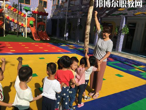 隨著我國人口基數的大幅上漲，我國幼兒園的數量呈現逐年遞增的趨勢，但符合現在教育標準的專業性幼兒教師卻少之又少，所以說幼兒教師行業是現目前非常有發展前途的行業之一。近日就有不少同學咨詢小編關于成都女生讀幼師學校學什么專業好?女生若是想學幼師類專業，可以選擇的專業方向是很多的，在這里就給大家介紹一下。  學前教育專業就業前景 在早期教育方面，0-3歲是人的一生中發展最重要的時期。一個人的學習能力的50%是在生命的頭4年中發展起來的，初生嬰兒的腦發育比15歲孩子快1000倍。很多思想和智力是在3歲前打下基礎的。0-3歲是嬰幼兒成長的關鍵期：最初的身體素質、智力發展、個性品質的形成于發展都是從這里開始的。越來越多的家長開始接受并重視早期教育，早期教育在我國經過10余年的發展已經形成相當的規模，不僅是大城市，就算是三、四線城市也隨處可見大大小小的“親子園”“親子中心”“早教中心”等早教機構，但專業的早期教育師資嚴重不足。  學前教育專業就業崗位 1、教師或兒童顧問;  2、兒童發展評估和指導人員、兒童教育和衛生發展政策制定者、兒童教育咨詢專家——在有關政府機關、各大醫院的兒科門診工作;  3、兒童專欄節目采編人員——在報社、雜志社、電臺電視臺等媒體工作;  4、各類兒童用品開發的專業顧問或市場調查和分析專業人士等。  幼師專業介紹 培養目標：本專業培養熱愛幼兒教育事業，能適應幼兒教育改革與發展的需要，關愛幼兒，有良好的師德、寬厚的科學文化知識和扎實的學前教育專業理論，具有過硬的專業技能、教育能力及教育研究的意識和能力，綜合素質高，能在托幼機構從事0-6歲保教、管理工作的幼兒教師。  核心課程：舞蹈，視唱，琴法，樂理，聲樂，美術，鍵盤和聲與伴奏，幼兒歌曲伴奏，玩教具制作，教師口語，教師禮儀，幼兒游戲與主持，幼兒教育學，兒童文學，幼兒衛生與保健，幼兒心里學，幼師英語，珠心算等。  女生讀學前教育怎么樣 學前教育前景不錯，對女孩來說尤其是不錯的選擇。特別是有品牌的幼兒園，十分吃香。  隨著我國幼教事業的迅速發展，對于幼兒教師和管理人員的需求驟增，幼師專業的畢業生供不應求。盡管今年來全國各地一些院校增建了學前教育專業來培養幼兒教師，仍然不能滿足整個社會的需求。  國家中長期教育改革和發展規劃綱要(2010-2020年)中指出，到2020年，普及學前一年教育，基本普及學前兩年教育，重視0至3歲嬰幼兒教育。大力發展公辦幼兒園，積極扶持民辦幼兒園。嚴格執行幼兒教師資格標準，依法落實幼兒教師地位和待遇。  上面關于成都女生讀幼師學校學什么專業好，小編給大家介紹了。幼教專業現在已經成為了當代女生選擇的熱門的教育行業之一。因為幼師是孩子成長關鍵的存在，越來越多的孩子需要受到教育，幼兒教師在今后的道路是很寬廣的。對于女生來說，幼師專業還是不錯的，因為將來從事工作上會有許多優勢，比較好就業。