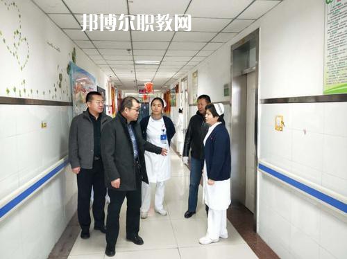 新疆石河子衛(wèi)生學(xué)校2021年招生錄取分?jǐn)?shù)線(xiàn)?我們讀書(shū)的同學(xué)就知道分?jǐn)?shù)是很重要的，同學(xué)們自己在找學(xué)校的時(shí)候就知道，同學(xué)們?nèi)タ磳W(xué)校學(xué)校首先問(wèn)的就是同學(xué)們自己的分?jǐn)?shù)，小編就來(lái)給同學(xué)們整理一下，讓同學(xué)們有參考的。  新疆石河子衛(wèi)生學(xué)校2021年招生錄取分?jǐn)?shù)線(xiàn) 1.121團(tuán)一中380  2.142團(tuán)一中380  3.143團(tuán)一中380  4.148團(tuán)一中381  新疆石河子衛(wèi)生學(xué)校簡(jiǎn)介 石河子衛(wèi)生學(xué)校地處祖國(guó)西北邊陲，位于新疆維吾爾自治區(qū)天山北麓的“戈壁明珠”石河子市，在市中心西小路151號(hào)，學(xué)校地理位置優(yōu)越，環(huán)境優(yōu)美，是教書(shū)育人的理想境地。1985年學(xué)校率先在全國(guó)倡導(dǎo)規(guī)范化護(hù)士教育，并制定了一整套管理制度。  學(xué)校老師撰寫(xiě)的《整體化護(hù)理教學(xué)》已由新疆科技衛(wèi)生出版社發(fā)行，并在全疆護(hù)理教師培訓(xùn)中當(dāng)教材使用。掛牌之后，學(xué)校將把護(hù)理示范專(zhuān)業(yè)辦成技能型緊缺人才的培養(yǎng)培訓(xùn)基地，更好地為全疆各族人民服好務(wù)。  據(jù)了解，建校四十五年來(lái)，這個(gè)學(xué)校為自治區(qū)培養(yǎng)了10328名護(hù)理人才，其中少數(shù)民族學(xué)生占30%，為全疆農(nóng)牧區(qū)培養(yǎng)了一大批扎根基層、留得住、用得上的當(dāng)?shù)厣贁?shù)民族護(hù)理人才。  學(xué)校始建于1958年，占地面積40127平方米，建筑面積30067平方米，實(shí)驗(yàn)室面積1600平方米。設(shè)有護(hù)理、解剖、生理、生化、藥理、化學(xué)、微生物、計(jì)算機(jī)、遠(yuǎn)程、電教中心等11個(gè)實(shí)驗(yàn)室。學(xué)校開(kāi)設(shè)有護(hù)理、英語(yǔ)護(hù)理、社區(qū)護(hù)理、醫(yī)學(xué)檢驗(yàn)、助產(chǎn)、藥劑等6個(gè)專(zhuān)業(yè)，現(xiàn)有在校生2672人。有漢、維吾爾、哈薩克、回、蒙古、滿(mǎn)、錫泊、烏孜別克、俄羅斯、塔吉克、克爾克孜等多種民族，其中少數(shù)民族的學(xué)生占全校在校學(xué)生總數(shù)的28%。學(xué)校現(xiàn)有在編教職工89人，專(zhuān)任教師45人，本科學(xué)歷占90.6%，雙師型”教師占42%。  同學(xué)們可以看看參考一下自己的分?jǐn)?shù)是在那個(gè)階段的，如果是高于這個(gè)分?jǐn)?shù)的話(huà)，同學(xué)們就可以報(bào)讀的哦，如果分?jǐn)?shù)是低于這個(gè)分?jǐn)?shù)的話(huà)，同學(xué)們自己就不要報(bào)讀了哦，所以，提前看看分?jǐn)?shù)也是可以的哦，不過(guò)不要忘了就是現(xiàn)階段最重要的還是復(fù)習(xí)的哦。