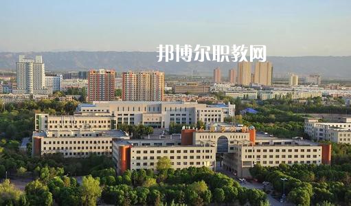 新疆石河子衛生學校2021年有哪些專業?我們知道同學們在選擇專業的時候實際上專業比學校更重要，對于同學們來說在選擇專業的時候是需要慎重的。  新疆石河子衛生學校專業設置 學校設有：護理學、藥劑學、檢驗學三大專業。其中護理學：有中專和大專兩種，大專為石河子大學在該校委培專業，頒發石河子大學的畢業證書。  新疆石河子衛生學校學校優勢 學校地址位于石河子市中心位置，旁邊為石河子市人民醫院(農八師石河子市人民醫院)也是石河子的120急救中心。步行至石河子市游憩廣場只需要10分鐘，學校地理位置屬于石河子市市中心。交通發達。  學習優勢：每門課程都有專業的老師帶教，在每個假期，都將組織學生參與臨床見習，增加學生的臨床經驗。  其他優勢：每一位在校生，都可以申請國家貧困助學金，國家撥款，每人每年1500元，均發至學生手上，解決了學生的基本溫飽問題，為貧困學生創造了學習條件。  另：南疆三地州學生、農村籍學生、貧困生(非城市、城鎮戶口)可以申請減免學費，每人每年減免2000元，即只需繳納400元，即可上學，完成貧困學生學習的心愿。學生可以使用半價火車票往返，每年4次。  新疆石河子衛生學校學校榮譽 學校以治校嚴謹，講求質量，辦學成績斐然而著稱。多年來被石河子市評為“精神文明先進單位”、“民族團結先進單位”、“衛生綠化先進單位”、“綜合治理先進單位”、“招生先進集體”，“德育教育先進學校”。 2000年通過兵團《中等醫學主要專業設置》評估;2003年通過兵團《中等職業學校合格評估》;2002年被國家教育部首批確定為“全國護理專業示范點學校”;2003年教育部評估為“全國重點中等職業學校”;2004年教育部確定為全國“護理專業領域技能型人才培養培訓基地”，同時，被國家教育部列為“全國衛生職業教學模式研究課題組學校”、“面向二十一世紀全國衛生職業學校系列教改教材編輯委員會”學校. 2005年4月，參加“全國護理教學改革成果展示賽”榮獲團體“二等獎”和“組織獎”。2005年12月被教育教育部評為“全國護理教學改革先進學校”。  小編為同學們整理好了學校的招生專業，同學們可以仔細的看看，對于同學們自己來說選擇一個適合自己的專業是非常重要的事情的哦，這樣才能保證后期的就業的哦。