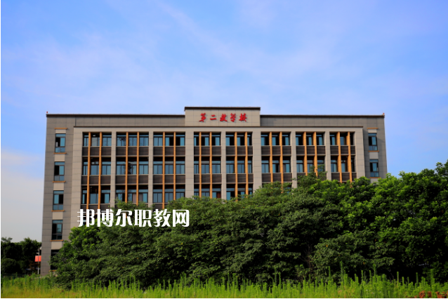 重慶工貿(mào)高級技工學(xué)校2022年報名條件、招生要求、招生對象