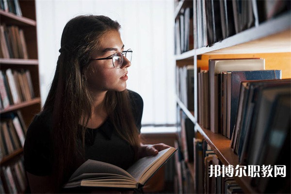 湖南哪里的中專學校能讀郵輪乘務專業