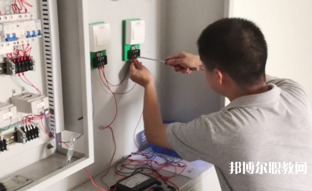 四川2025年男生上電工學校學什么好